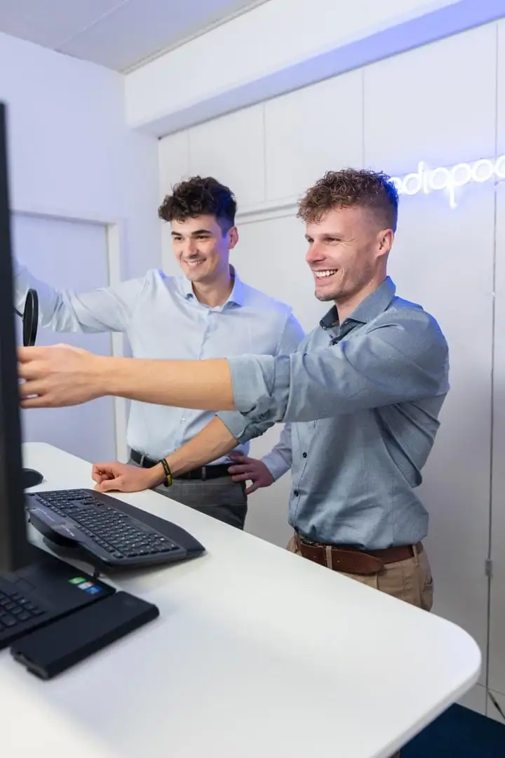 Dominik Pototschnig und Florian Semmler arbeiten gemeinsam an einem Bildschirm